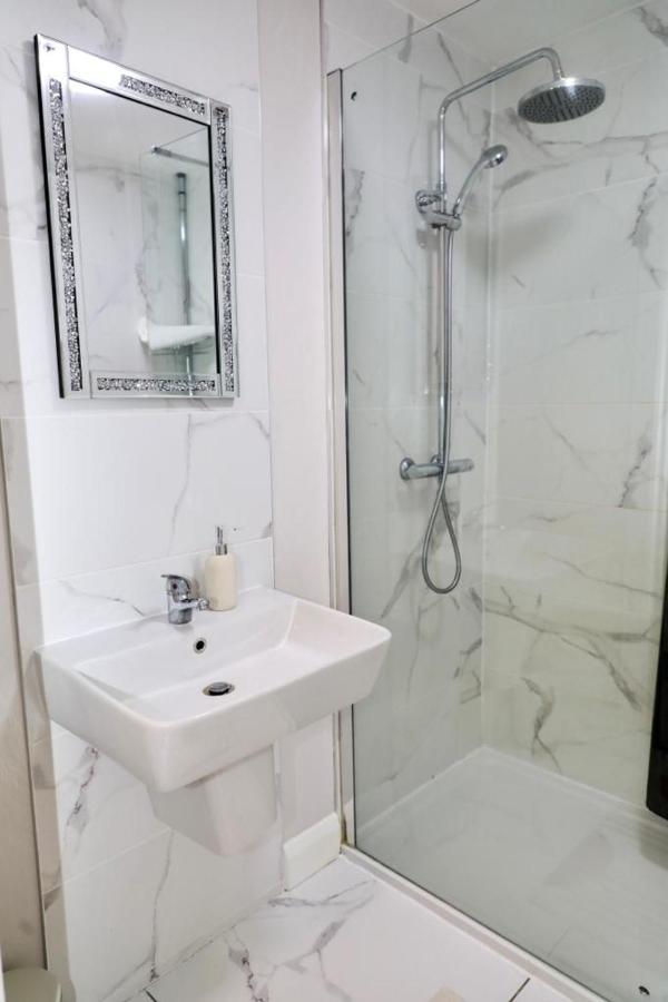 Lovely 2- Bedroom Apartment In 벨파스트 외부 사진