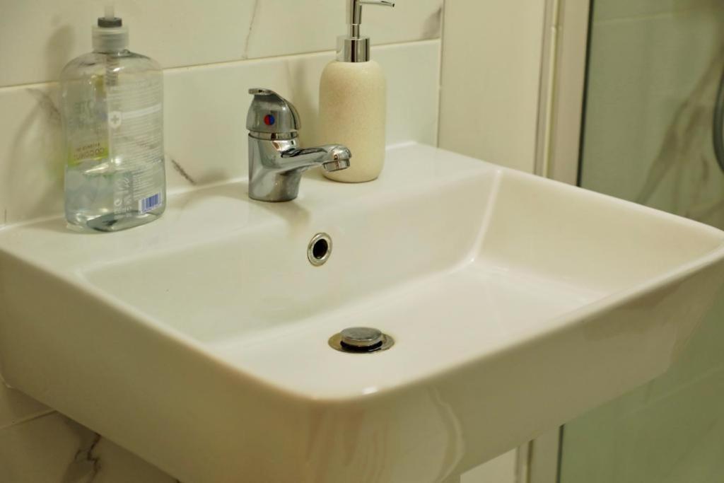 Lovely 2- Bedroom Apartment In 벨파스트 외부 사진
