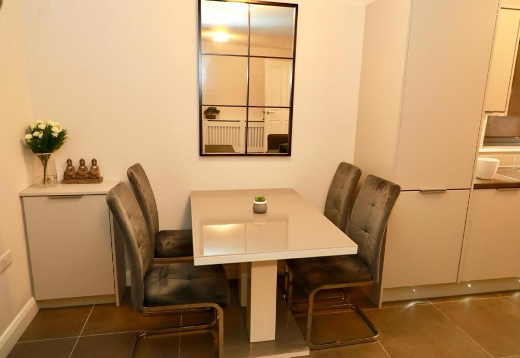Lovely 2- Bedroom Apartment In 벨파스트 외부 사진