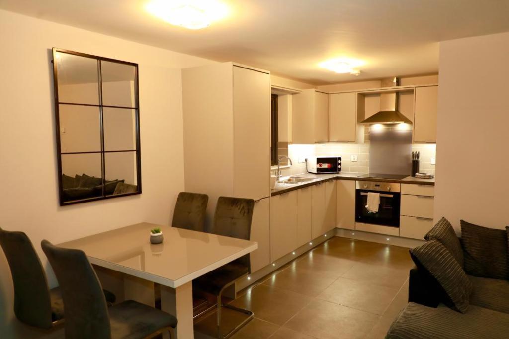 Lovely 2- Bedroom Apartment In 벨파스트 외부 사진